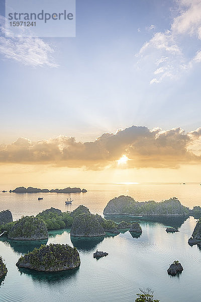 Blick über eine Inselbucht im Morgengrauen vom Aussichtspunkt Piaynemo  Raja Ampat  West Papua  Gewürzinseln  Indonesien  Südostasien  Asien