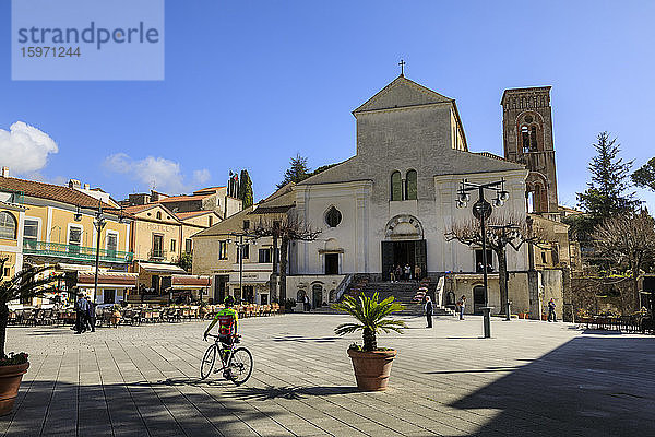 Domplatz im Frühling  mit Kathedrale  Ravello  Amalfiküste  UNESCO-Weltkulturerbe  Kampanien  Italien  Europa