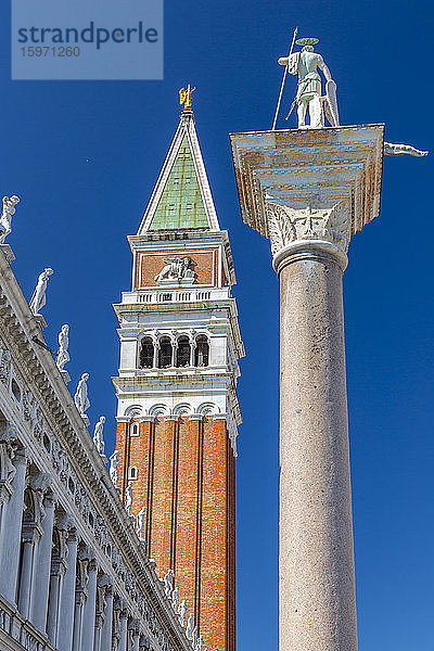 Blick auf den Campanile und die Statue auf dem Markusplatz  Venedig  UNESCO-Weltkulturerbe  Venetien  Italien  Europa