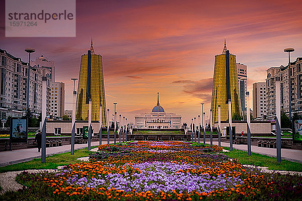Ansicht des Ak Orda-Präsidentenpalastes vom Nurzhol-Boulevard in Nur-Sultan-Stadt  früher bekannt als Astana  Kasachstan  Zentralasien  Asien