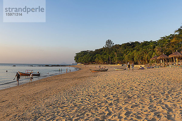Sonnenuntergang am Strand von Relax Bay  Koh Lanta  Thailand  Südostasien  Asien
