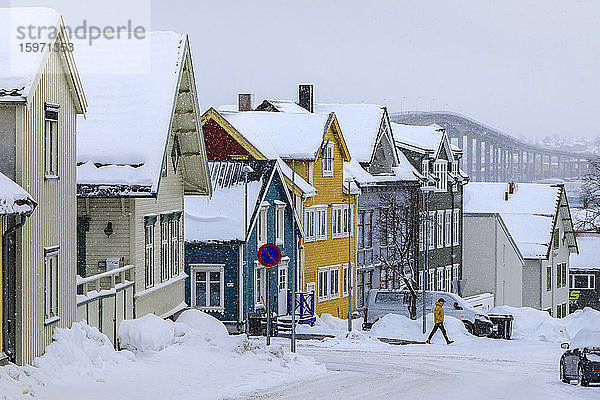 Historische farbenfrohe Holzhäuser  Brücke  starker Schnee im Winter  Tromso  Troms og Finnmark  Polarkreis  Nordnorwegen  Skandinavien  Europa