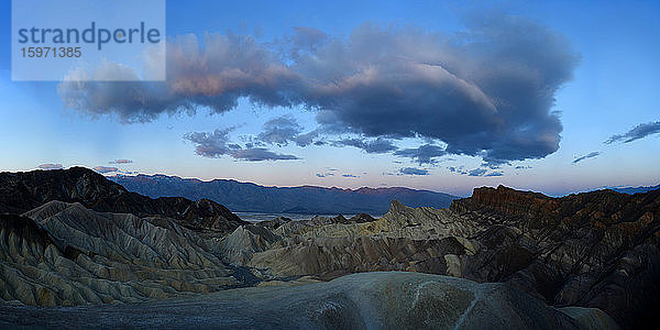 Sonnenaufgang von Zabriskie Point  Death Valley National Park  Kalifornien  Vereinigte Staaten von Amerika  Nordamerika