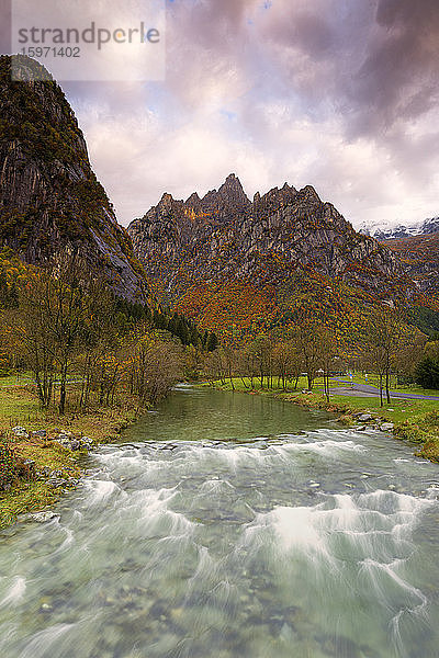 Wildbach bei Sonnenaufgang von Bergen überragt  Valmasino  Valtellina  Lombardei  Italien  Europa