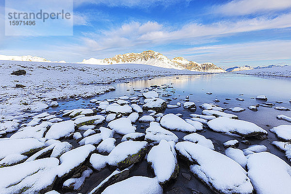 Winterlandschaft mit zugefrorenem Alpensee  Stilfserjoch  Veltlin  Lombardei  Italien  Europa