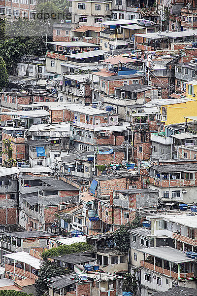 Detaillierter Blick auf schlechte Wohnverhältnisse im Slum der Favela Pavao Pavaozinhao  Rio de Janeiro  Brasilien  Südamerika