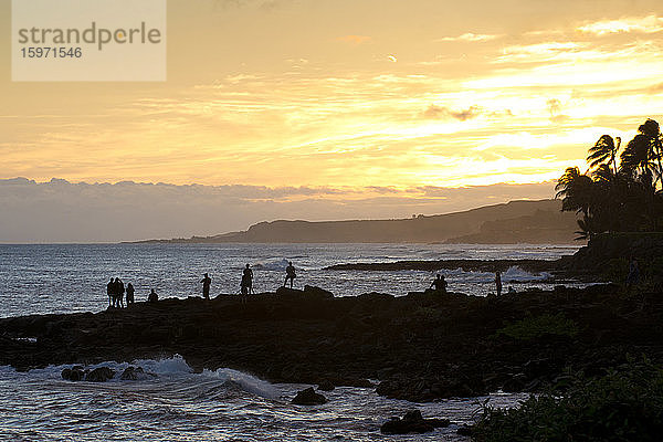 Beobachtung des Sonnenuntergangs entlang der Südküste von Kauai  Hawaii  Vereinigte Staaten von Amerika  Nordamerika
