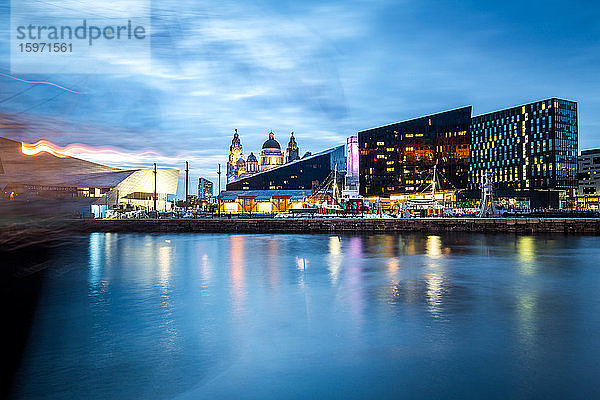 Blick über den Canning Dock auf das Museum of Liverpool und das Liver Building in der Abenddämmerung (blaue Stunde)  Liverpool  Merseyside  England  Vereinigtes Königreich  Europa