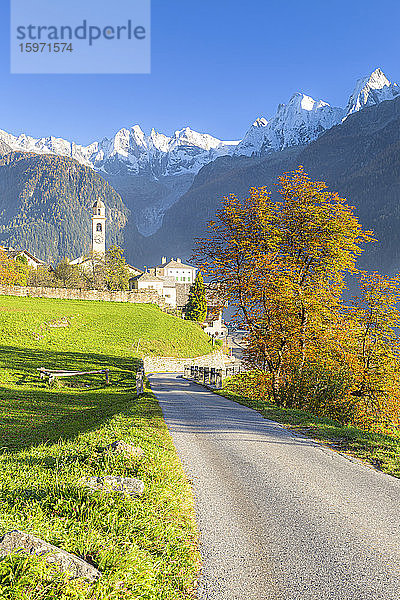 Traditionelles Dorf Soglio im Herbst  Soglio  Bergell  Graubünden  Schweiz  Europa