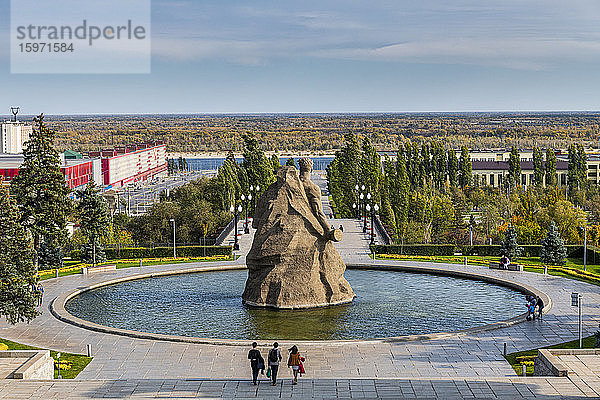 Riesiger Teich mit einem riesigen Statut zu Mamajew Kurgan  Wolgograd  Gebiet Wolgograd  Russland  Eurasien