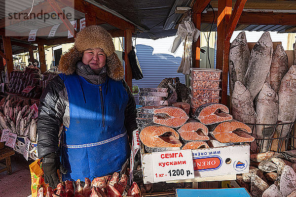 Jakutische Verkäuferin  Fisch- und Fleischmarkt  Jakutsk  Republik Sacha (Jakutien)  Russland  Eurasien