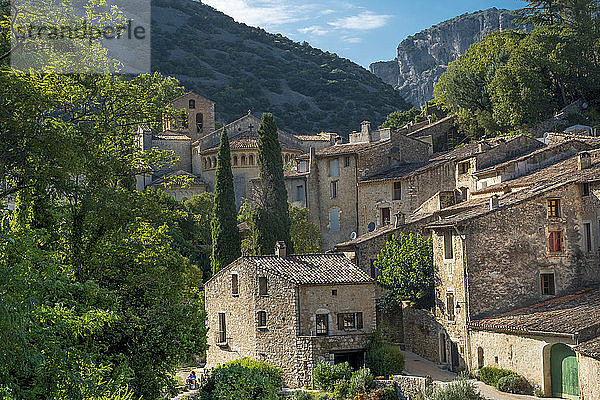 Das mittelalterliche Bergdorf Saint-Guilhem-le-Desert auf dem Jakobsweg  Herault  Languedoc  Okzitanien  Frankreich  Europa