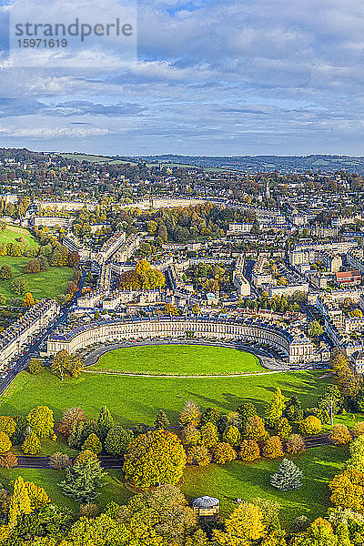 Luftaufnahme einer Drohne über der georgischen Stadt Bath  Royal Victoria Park und Royal Cresent  UNESCO-Weltkulturerbe  Bath  Somerset  England  Vereinigtes Königreich  Europa