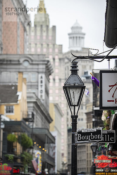 Bourbon Street  das Epizentrum des Nachtlebens im French Quarter von New Orleans  Louisiana  Vereinigte Staaten von Amerika  Nordamerika