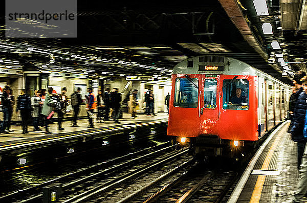 U-Bahnröhre  die in eine belebte U-Bahn-Station einfährt  London  England  Vereinigtes Königreich  Europa