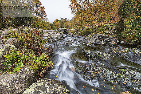 Ashness-Brücke und Fluss im Herbst  Lake-District-Nationalpark  UNESCO-Weltkulturerbe  Cumbria  England  Vereinigtes Königreich  Europa