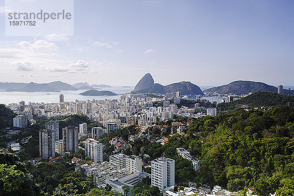 Blick auf den Zuckerhut-Berg (Pao de Acucar) und die Nachbarschaft von Botafogo  Botafogo  Rio de Janeiro  Brasilien  Südamerika