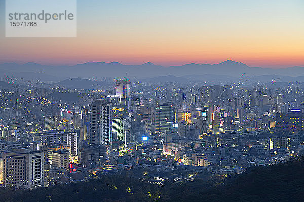 Blick auf Seoul im Morgengrauen  Seoul  Südkorea  Asien