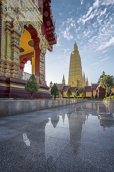 Wat Mahathat Watchiramongkhon (Wat Bang Thong) in Krabi  Thailand  Südostasien  Asien