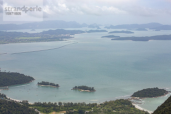 Inseln vor der Küste von Langkawi von den Bergen aus gesehen  Malaysia  Südostasien  Asien