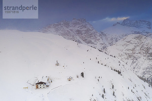 Blick von der Drohne auf die Hütte Rifugio Bosi auf dem schneebedeckten Gipfel des Monte Piana  Dolomiten  Auronzo di Cadore  Belluno  Venetien  Italien  Europa