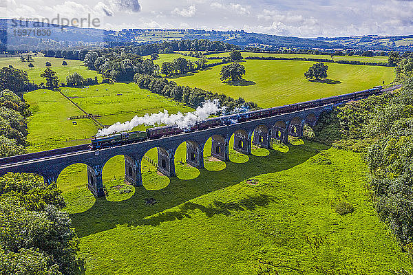 Dampflokomotive beim Überqueren des Stanway-Viadukts  Toddington  Gloucestershire  England  Vereinigtes Königreich  Europa