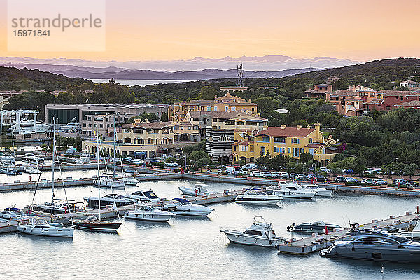 Blick auf Marina  Porto Cervo  Costa Smeralda  Provinz Sassari  Sardinien  Italien  Mittelmeer  Europa