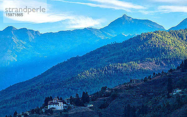 Sonnenaufgang über dem Himalaja in Bhutan  Asien