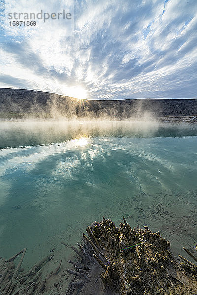 Heisswasser- und Dampfspritzen aus dem Geysir Ala Lobet (Alol Bet)  Semera  Afar-Region  Äthiopien  Afrika