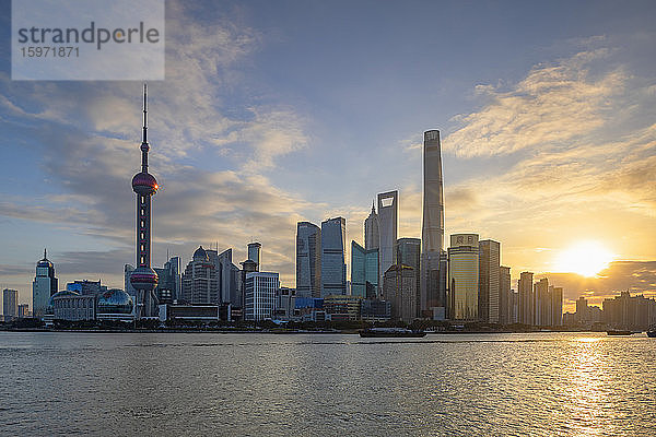 Skyline von Pudong bei Sonnenaufgang  Shanghai  China  Asien