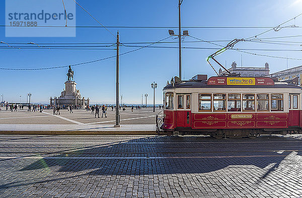 Traditionelle rote Straßenbahn auf dem Handelsplatz  Lissabon  Portugal  Europa