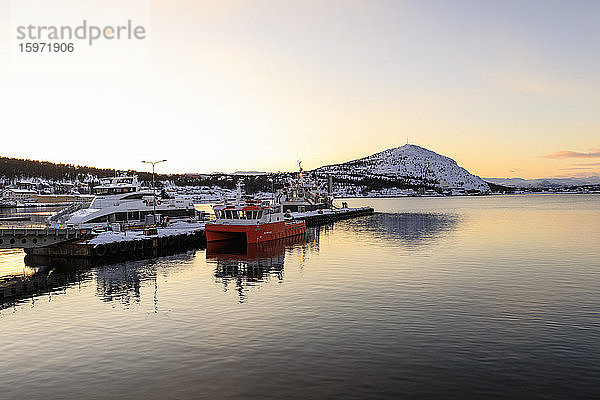 Hafen  Fähre und Boote  Altafjord  Meer  Berge  Schnee  Wintersonnenuntergang  Alta  Troms og Finnmark  Polarkreis  Nordnorwegen  Skandinavien  Europa