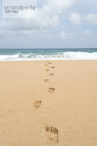 Schritte am Strand  die in den Ozean führen  auf der hawaiianischen Insel Kauai  Hawaii  Vereinigte Staaten von Amerika  Nordamerika