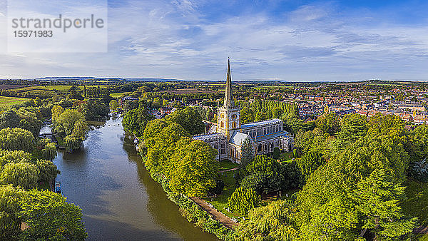 Die Kirche der Heiligen Dreifaltigkeit  wo Shakesphere begraben ist  River Avon  Stratford-upon-Avon  Warwickshire  England  Grossbritannien  Europa