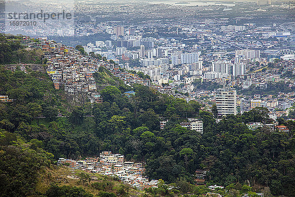 Erhöhter Blick auf einen Favelaslum am Rande des Tijuca-Waldes  Rio de Janeiro  Brasilien  Südamerika