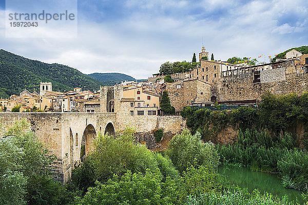 Die mittelalterliche Brücke und befestigte alte Steinstadt von Besalu in den Ausläufern der Pyrenäen  Besalu  Girona  Katalonien  Spanien  Europa