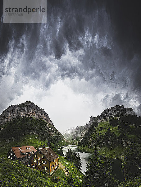 Unwetter kommt auf Bollenwees Hütte  Kanton Appenzell  Alpstein  Schweiz  Europa