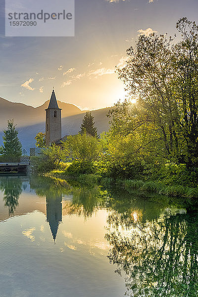 Traditionelle Kirche von Sils mit Blick auf den Inn bei Sonnenaufgang  Sils Maria  Engadiner Tal  Graubünden  Schweiz  Europa