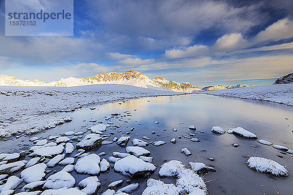 Winterlandschaft mit zugefrorenem Alpensee  Stilfserjoch  Veltlin  Lombardei  Italien  Europa