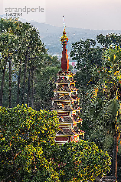 Das Dach einer Pagode erhebt sich aus dem Wald  Kyaikthanisches Paya  Mawlamyine  Mon-Staat  Myanmar (Burma)  Asien