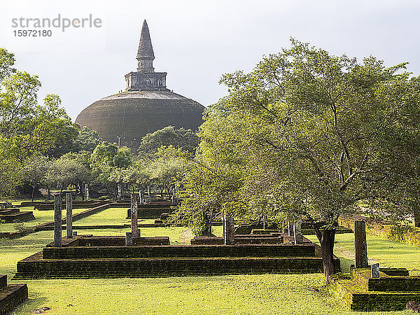 Rankoth Vehera  eine Stupa in Polonnaruwa  UNESCO-Weltkulturerbe  Sri Lanka  Asien
