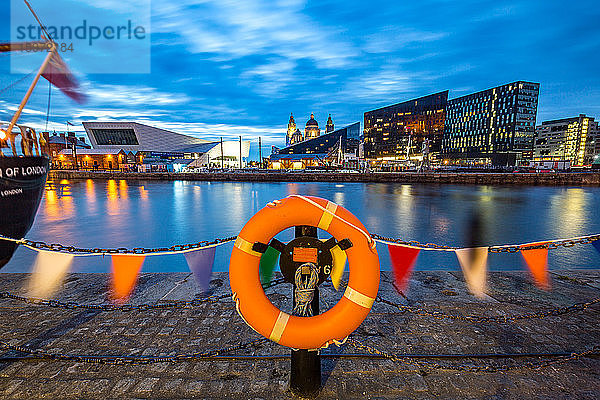 Blick über den Canning Dock auf das Museum of Liverpool und das Liver Building in der Abenddämmerung (blaue Stunde)  Liverpool  Merseyside  England  Vereinigtes Königreich  Europa