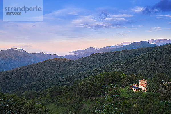 Blick über den Naturpark der Vulkanzone La Garrotxa zu den Ausläufern der Pyrenäen  Garrotxa  Girona  Katalonien  Spanien  Europa