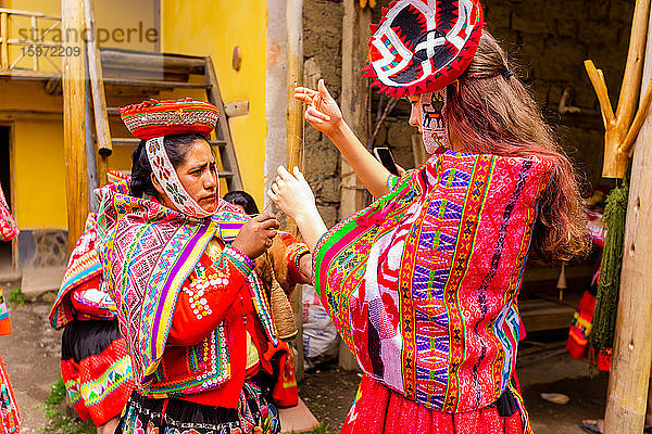 Besucherinnen und Besucher lernen von den Huilloc-Webern das Weben  Peru  Südamerika