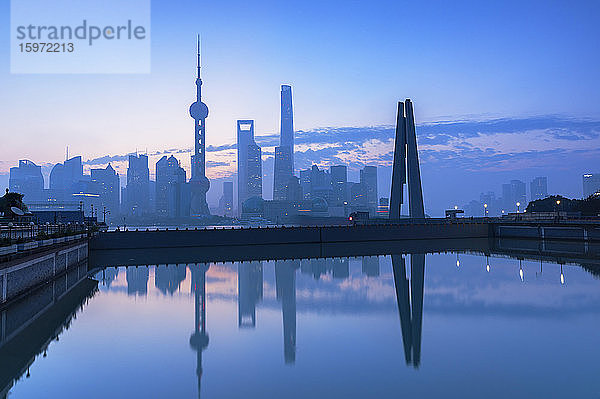 Skyline von Pudong im Morgengrauen  Shanghai  China  Asien