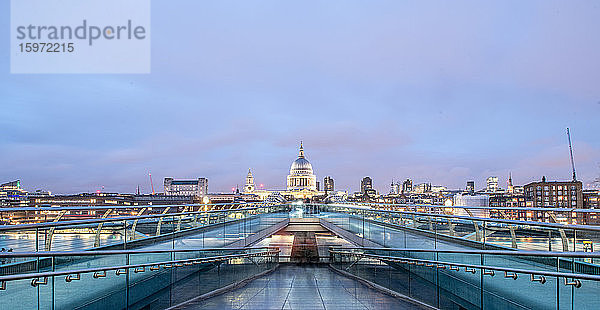 Landschaftsfoto von der Millenniumsbrücke mit St. Pauls im Hintergrund  London  England  Vereinigtes Königreich  Europa