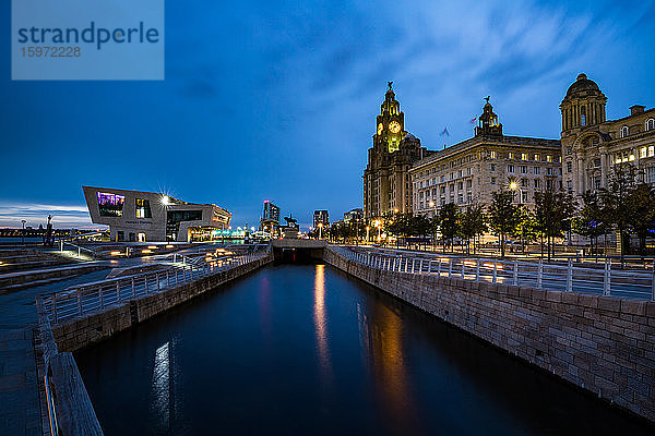 Pier Head und das Liver Building an der Uferpromenade des Flusses Mersey während der Blauen Stunde  UNESCO-Weltkulturerbe  Liverpool  Merseyside  England  Vereinigtes Königreich  Europa