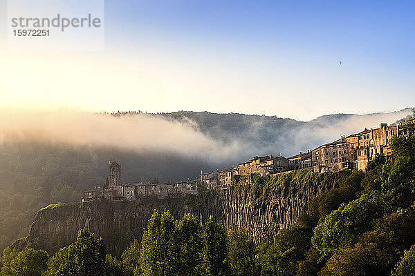 Das Klippenstädtchen Castellfollit de la Roca im Morgenlicht  Garrotxa  Girona  Katalonien  Spanien  Europa