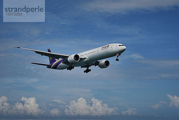 Thai Airways Boeing 777 im Anflug auf den internationalen Flughafen Phuket  Thailand  Südostasien  Asien