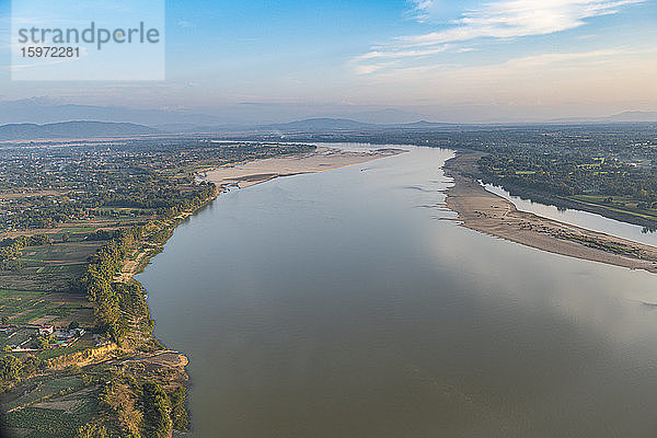 Luftaufnahme des Irrawaddy-Flusses in Myitkyina  Kachin-Staat  Myanmar (Burma)  Asien